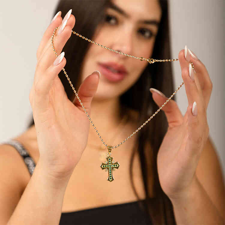 Dije Cruz Estilo Gótica Tipo Esmeralda | ORO AURUX