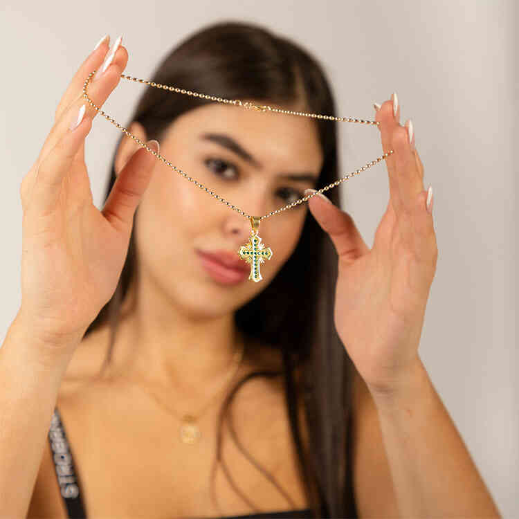 Dije Cruz Estilo Gótica Tipo Esmeralda | ORO AURUX