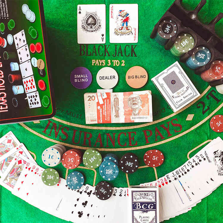 Set de Juego Poker Texas Hold'em Caja Metálica 200 Fichas