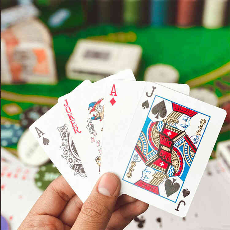 Set de Juego Poker Texas Hold'em Caja Metálica 200 Fichas